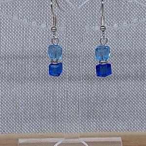 Kockatorony fülbevaló 4. (világoskék-királykék), Ékszer, Fülbevaló, Lógó fülbevaló, Ékszerkészítés, Gyöngyfűzés, gyöngyhímzés, MESKA