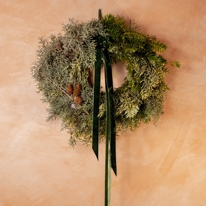 Karácsonyi kopogtató (fenyő, ciprus, toboz), Karácsony, Karácsonyi lakásdekoráció, Karácsonyi ajtódíszek, Virágkötés, MESKA