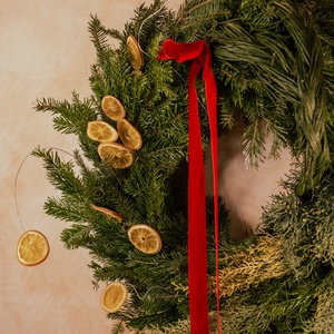 Karácsonyi kopogtató (fenyő, ciprus, zanót, narancs), Karácsony, Karácsonyi lakásdekoráció, Karácsonyi ajtódíszek, Virágkötés, MESKA