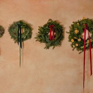 Karácsonyi kopogtató (fenyő, ciprus, toboz) - karácsony - karácsonyi lakásdekoráció - karácsonyi ajtódíszek - Meska.hu