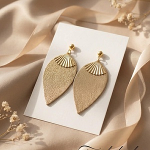 Arany design fülbevaló, Ékszer, Fülbevaló, Lógó fülbevaló, Bőrművesség, MESKA