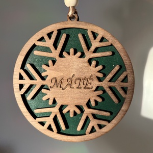 Gravírozott hópehely dísz névvel, Karácsony, Karácsonyi lakásdekoráció, Karácsonyfadíszek, Gravírozás, pirográfia, Festett tárgyak, MESKA