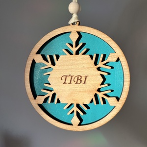 Névvel Gravírozott egyedi karácsonyfadísz fából - karácsony - karácsonyi lakásdekoráció - karácsonyfadíszek - Meska.hu