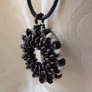 Feketén-fehéren nyaklánc - ékszer - nyaklánc - medálos nyaklánc - Meska.hu