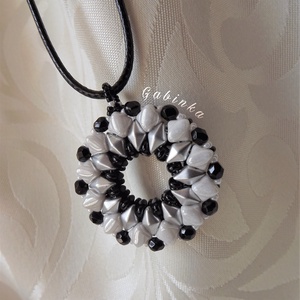 Feketén-fehéren nyaklánc - ékszer - nyaklánc - medálos nyaklánc - Meska.hu