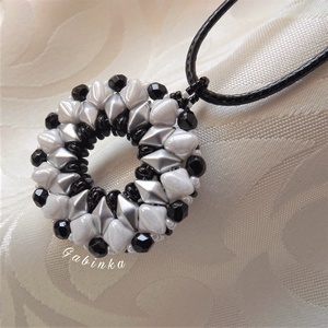 Feketén-fehéren nyaklánc, Ékszer, Medálos nyaklánc, Nyaklánc, Gyöngyfűzés, gyöngyhímzés, MESKA