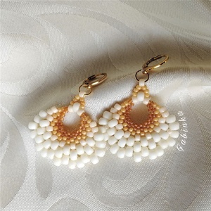 Bézs fülbevaló - ékszer - fülbevaló - lógó fülbevaló - Meska.hu