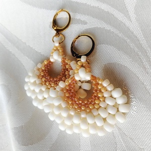 Bézs fülbevaló - ékszer - fülbevaló - lógó fülbevaló - Meska.hu