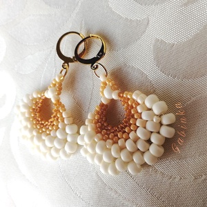 Bézs fülbevaló - ékszer - fülbevaló - lógó fülbevaló - Meska.hu