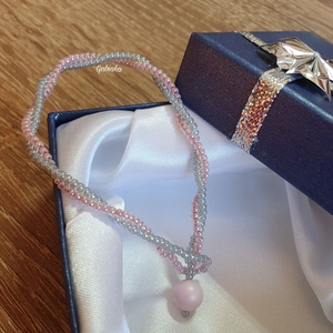 Rózsaszín-szürke karkötő, Ékszer, Karkötő, Gyöngyös karkötő, Gyöngyfűzés, gyöngyhímzés, MESKA