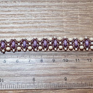 Lila - bézs karkötő - ékszer - karkötő - gyöngyös karkötő - Meska.hu