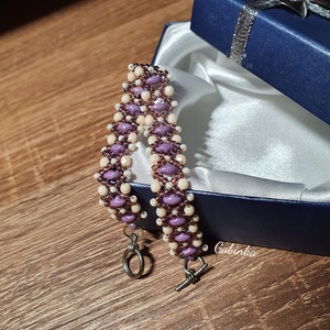 Lila - bézs karkötő - ékszer - karkötő - gyöngyös karkötő - Meska.hu