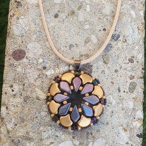 Óarany rozetta medál nyaklánccal, Ékszer, Nyaklánc, Medálos nyaklánc, Gyöngyfűzés, gyöngyhímzés, MESKA