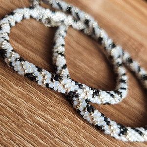Fekete-fehér gyöngyhorgolt nyaklánc, Ékszer, Nyaklánc, Medál nélküli nyaklánc, Gyöngyfűzés, gyöngyhímzés, Horgolás, MESKA
