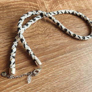 Fekete-fehér gyöngyhorgolt nyaklánc - ékszer - nyaklánc - medál nélküli nyaklánc - Meska.hu