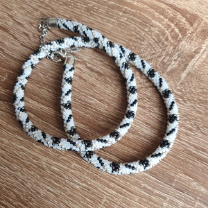 Fekete-fehér gyöngyhorgolt nyaklánc - ékszer - nyaklánc - medál nélküli nyaklánc - Meska.hu