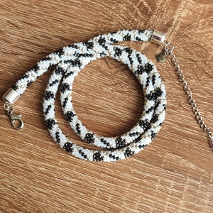 Fekete-fehér gyöngyhorgolt nyaklánc - ékszer - nyaklánc - medál nélküli nyaklánc - Meska.hu