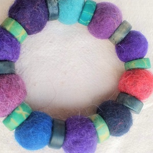 Levendulás Naplemente (nemez karkötő) - ékszer - karkötő - bogyós karkötő - Meska.hu