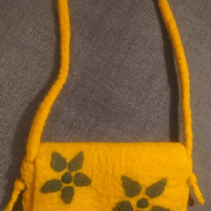 Sárga nemez válltáska  - Meska.hu