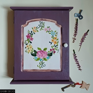  Festett színes, virágos, romantikus fa kulcstartó szekrény  - Meska.hu