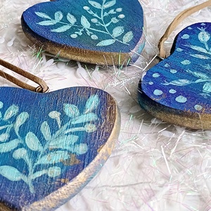 3 db elegáns, fára festett téli, karácsonyi  rusztikus szív alakú dísz, dekoráció  - karácsony - karácsonyi lakásdekoráció - karácsonyfadíszek - Meska.hu