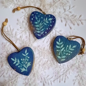 3 db elegáns, fára festett téli, karácsonyi  rusztikus szív alakú dísz, dekoráció  - karácsony - karácsonyi lakásdekoráció - karácsonyfadíszek - Meska.hu