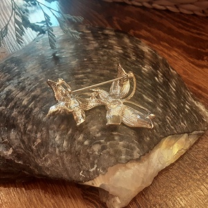 Pillangós kitűző - ékszer - kitűző és bross - kitűző - Meska.hu