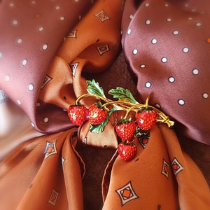 Szamóca bross - ékszer - kitűző és bross - kitűző - Meska.hu