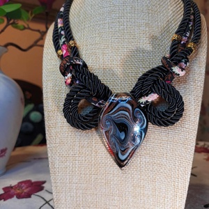 'Fekete Örvény' - zsinóros nyaklánc, Ékszer, Nyaklánc, Medálos nyaklánc, Ékszerkészítés, Csomózás, MESKA