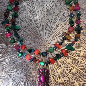 Melina színes kagylógyöngyös nyakék - ékszer - nyaklánc - medálos nyaklánc - Meska.hu