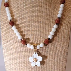 Jázmin ásványgyöngyös nyakék  virág medállal, Ékszer, Nyaklánc, Medálos nyaklánc, Ékszerkészítés, MESKA