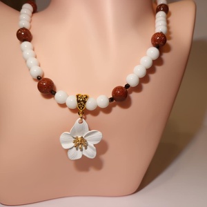 Jázmin ásványgyöngyös nyakék  virág medállal - ékszer - nyaklánc - medálos nyaklánc - Meska.hu