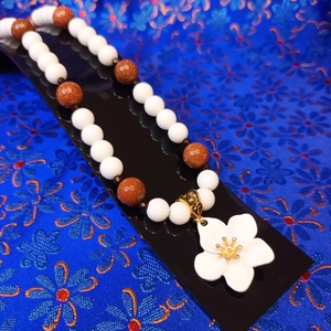 Jázmin ásványgyöngyös nyakék  virág medállal - ékszer - nyaklánc - medálos nyaklánc - Meska.hu