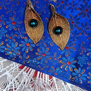 Kézműves arany levél fülbevaló elegáns tekla gyönggyel - ékszer - fülbevaló - lógó fülbevaló - Meska.hu