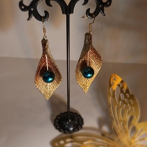 Kézműves arany levél fülbevaló elegáns tekla gyönggyel - ékszer - fülbevaló - lógó fülbevaló - Meska.hu