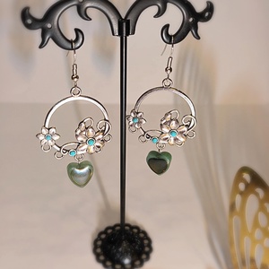 Vadvirágos Fonat fülbevaló szív gyönggyel - Meska.hu