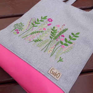 GabO hímzett táska szürke alapon pink-zöld mezei virágos - táska & tok - kézitáska & válltáska - válltáska - Meska.hu