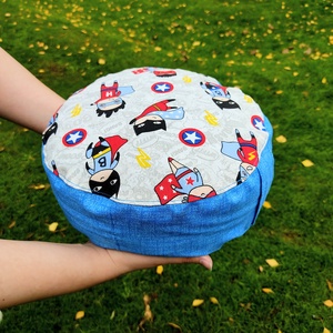 Mini meditációs, jóga ülőpárna tönköly pelyvával töltve, szuperhősös, Otthon & Életmód, Lakástextil, Párna & Párnahuzat, Varrás, MESKA