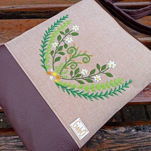 GabO oldaltáska hímzett, barna, virágkehely - 1 - táska & tok - kézitáska & válltáska - válltáska - Meska.hu