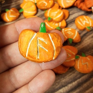 Rúnakövek, tököcske mintával, halloweeni  - otthon & életmód - dekoráció - asztal és polc dekoráció - kavics & kő - Meska.hu