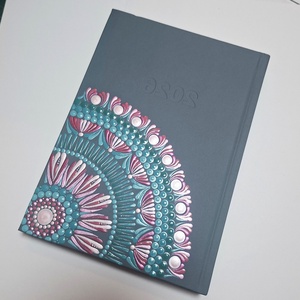 Pontozott mandalás határidőnapló, 2026-os, szürke, kék és pink mintával - Meska.hu