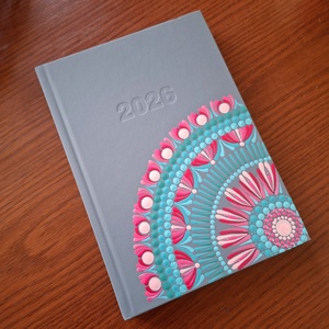 Pontozott mandalás határidőnapló, 2026-os, szürke, kék és pink mintával - Meska.hu