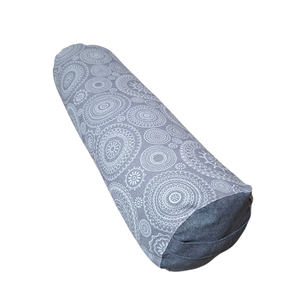 Henger párna tönköly pelyvával töltve, Szürke-fehér mandalás - Meska.hu
