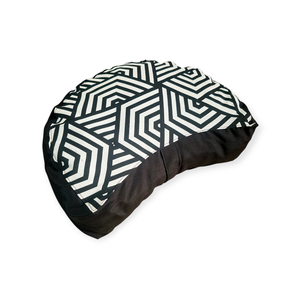 Meditációs félhold, jóga ülőpárna tönköly pelyvával töltve, fekete-fehér geometrikus, Játék & Sport, Sport és kikapcsolódás, Jóga, pilates, torna, Jógapárna, Varrás, MESKA