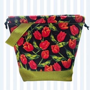 Fekete alapon piros tulipán mintás project bag � neszesszer és kistáska - táska & tok - neszesszer - Meska.hu