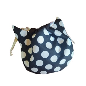Cicafüles összehúzható zsákocska neszeszer, fekete pöttyös  - táska & tok - neszesszer - Meska.hu