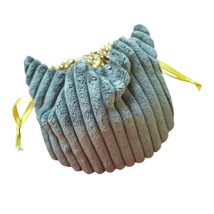 Cicafüles összehúzható zsákocska neszeszer, zöld bársony - táska & tok - neszesszer - Meska.hu