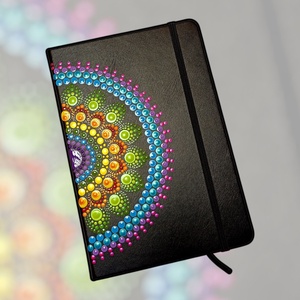 Pontfestett mandalás jegyzetfüzet vonalas, fekete, szivárvány - Meska.hu