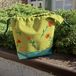 Project bag - Hímzett körömvirágos, kivizöld, Táska & Tok, Bevásárlás & Shopper táska, Shopper, textiltáska, szatyor, Varrás, Ha cuki és stílusos tárolóra vágysz éppen futó, aktuális kézimunka projectjeidhez, megtaláltad a me..., MESKA