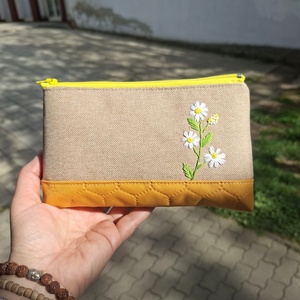 Kézzel hímzett kis virágos neszesszer  - táska & tok - neszesszer - Meska.hu